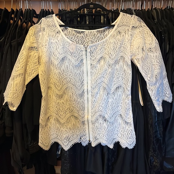 Cute crop lace top - Picture 2 of 2